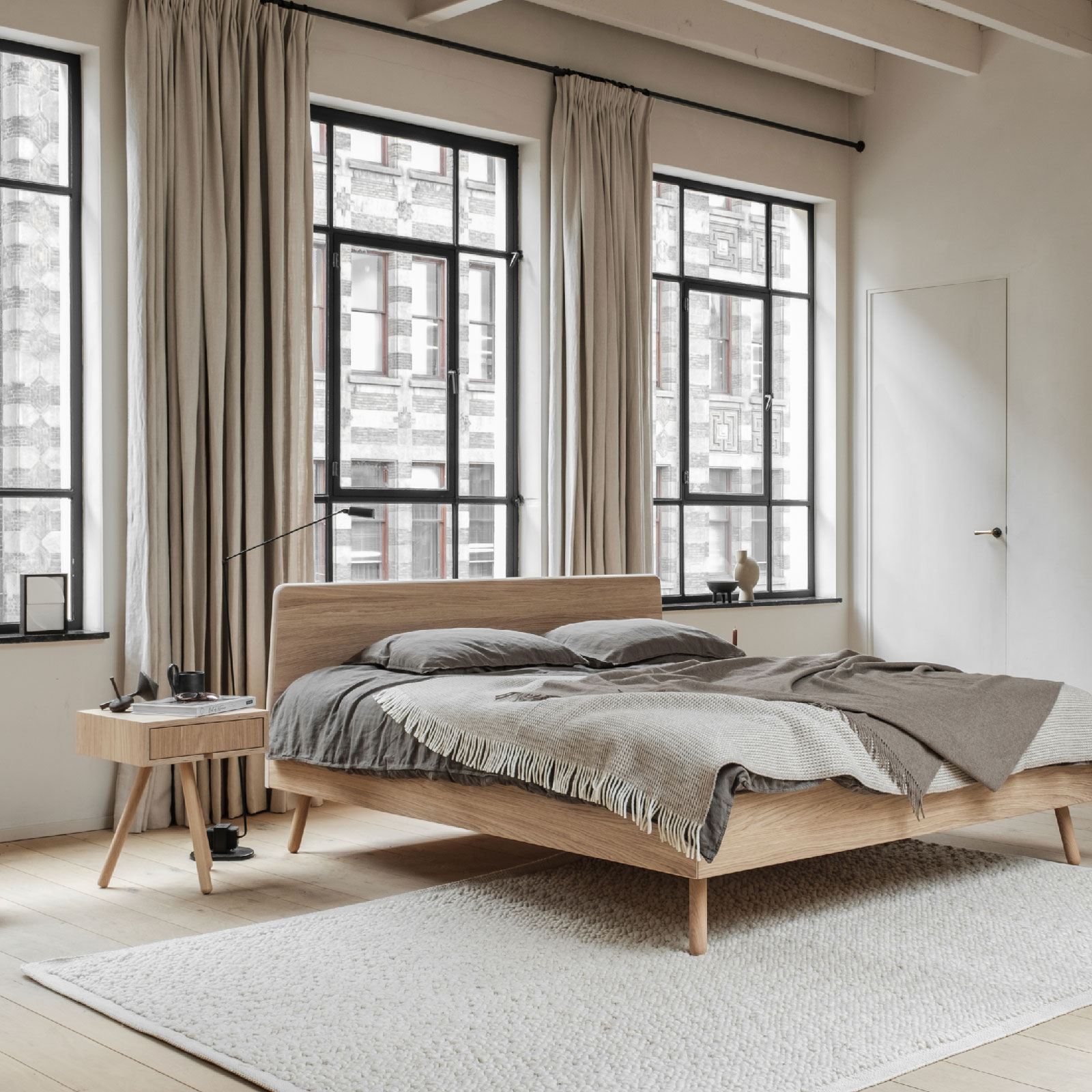 bedframe eiken houten bed met grijze bedlinnen