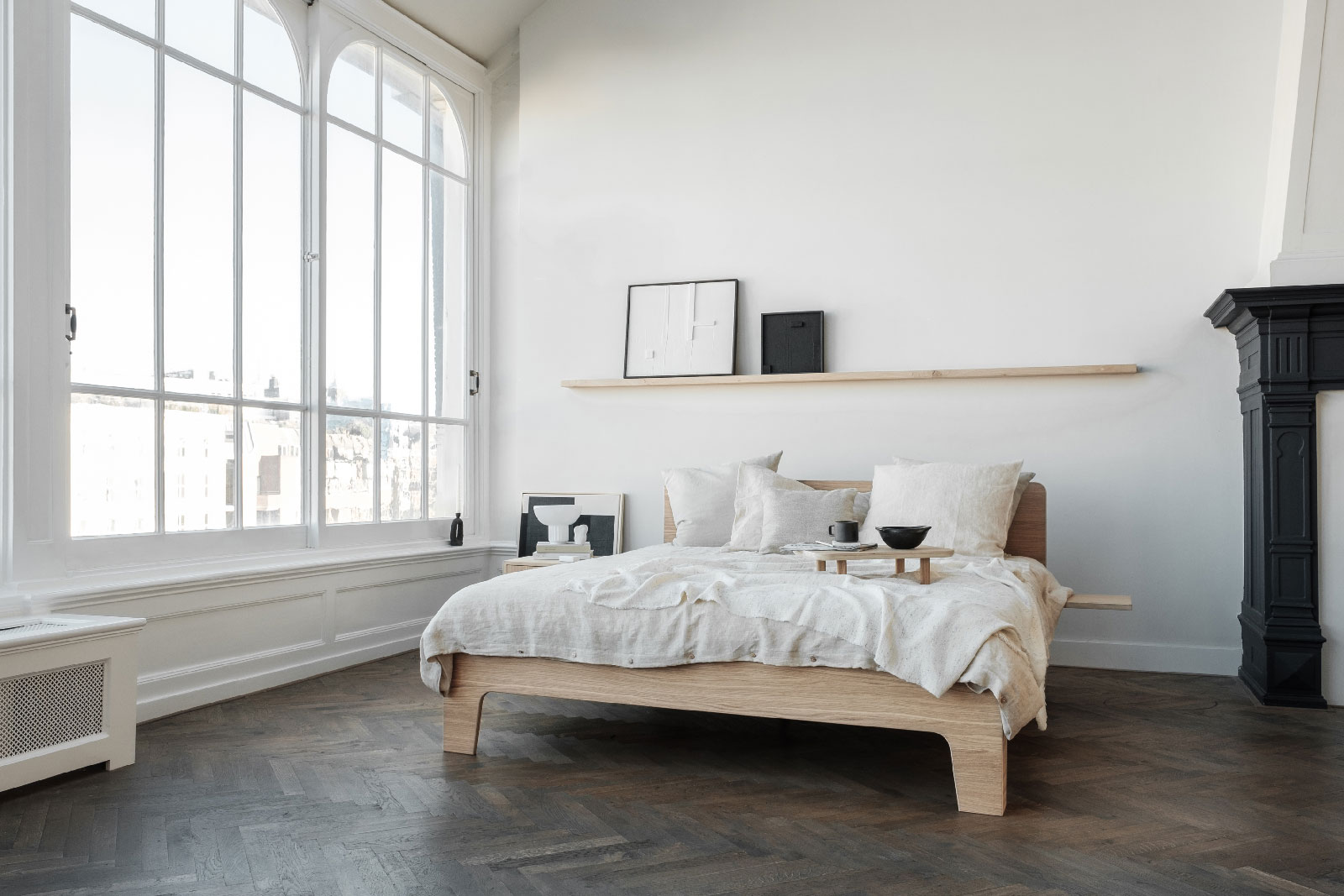 loof bedframe pure houten bed in landelijke slaapkamer